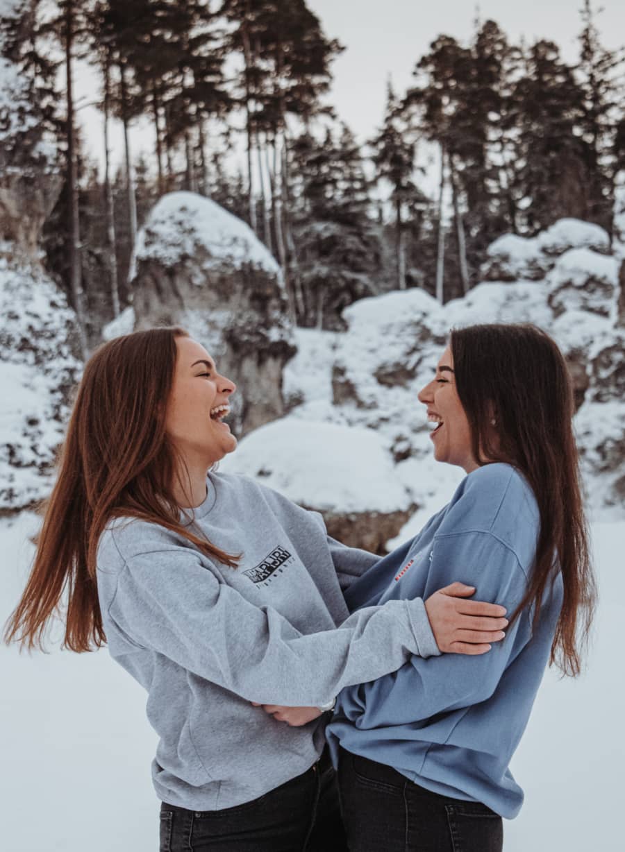 Freundinnen-Portrait im Schnee