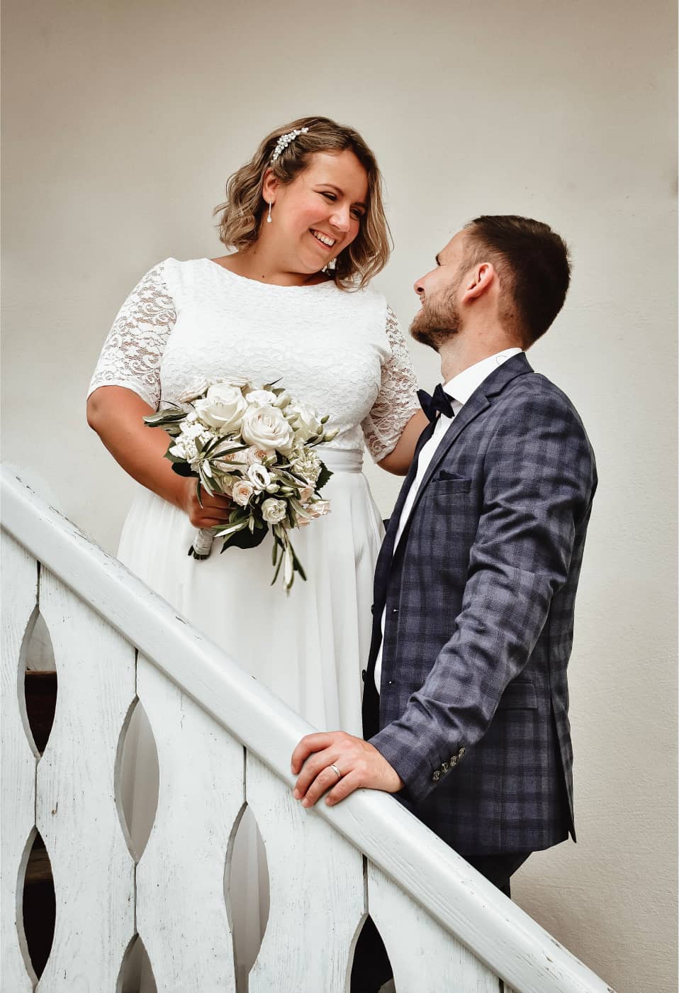 Hochzeitspaar auf weißer Treppe