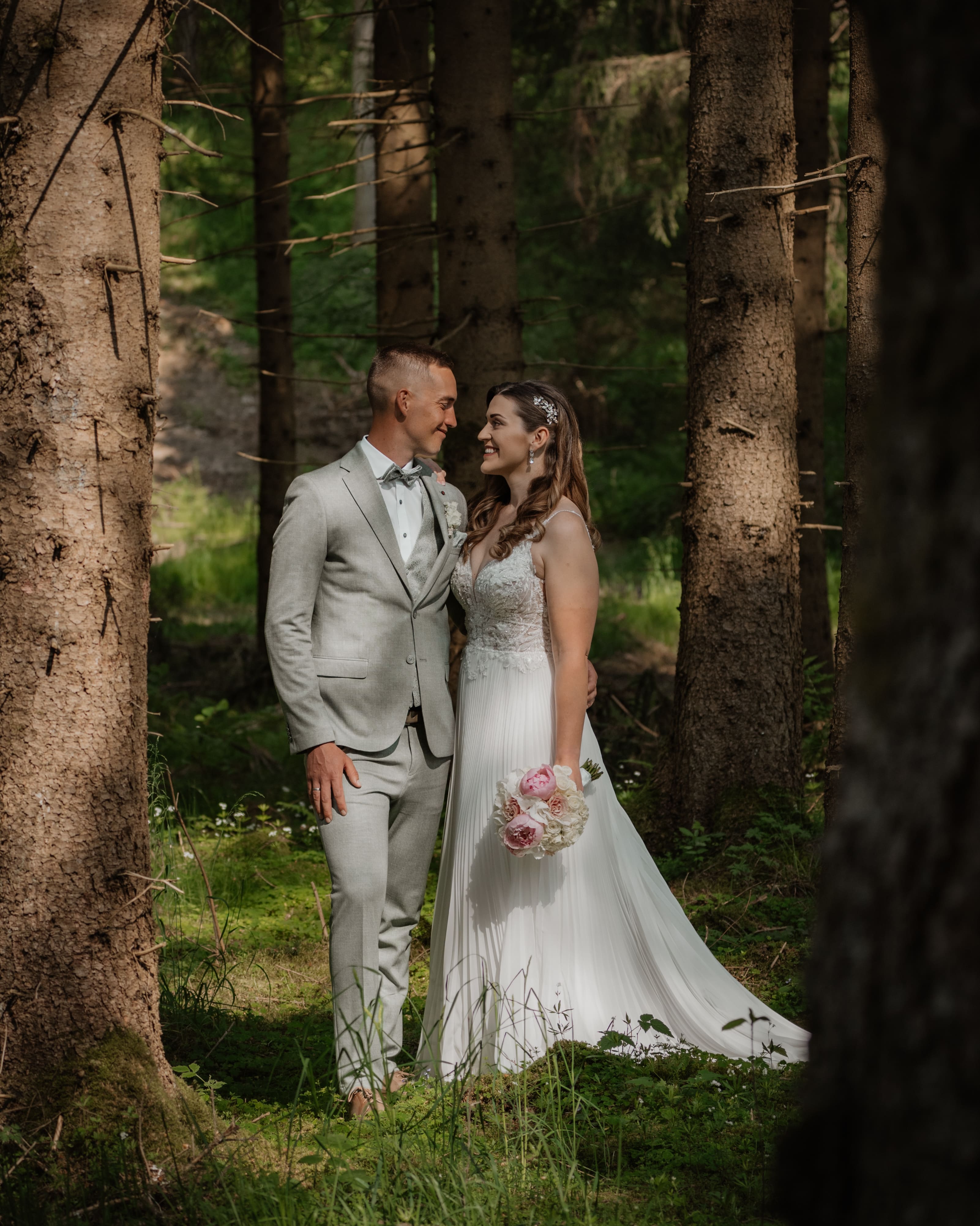 Hochzeitspaar im Wald vor Kapelle
