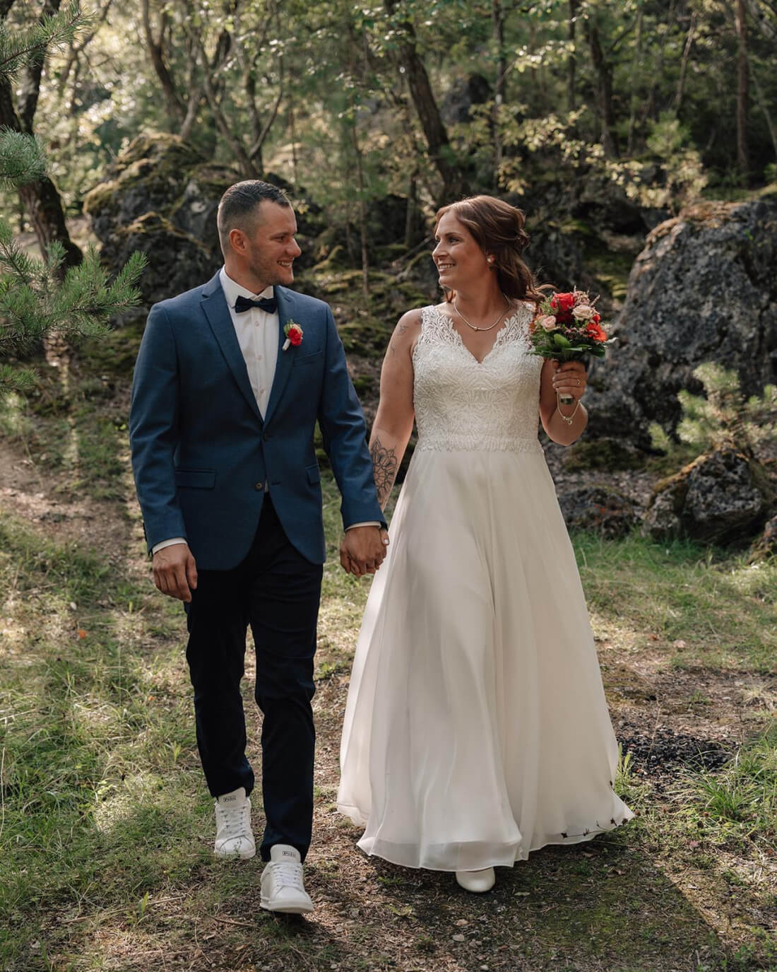 Hochzeitspaar auf Brücke