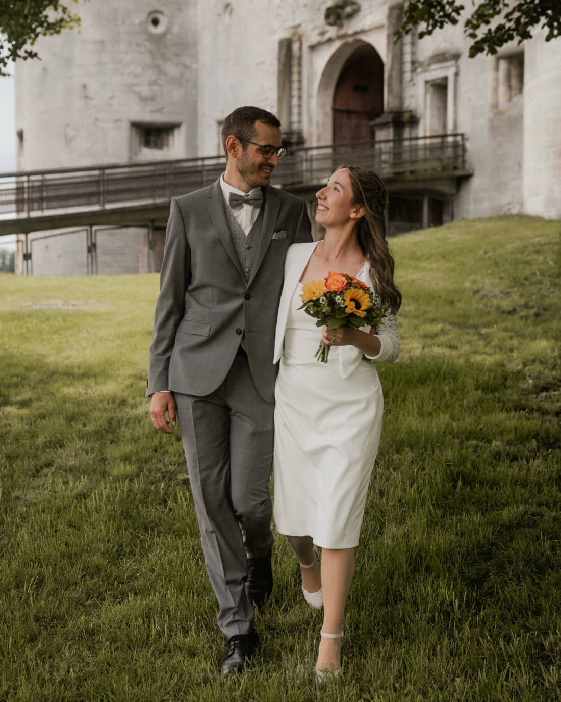 Hochzeitspaar auf Brücke