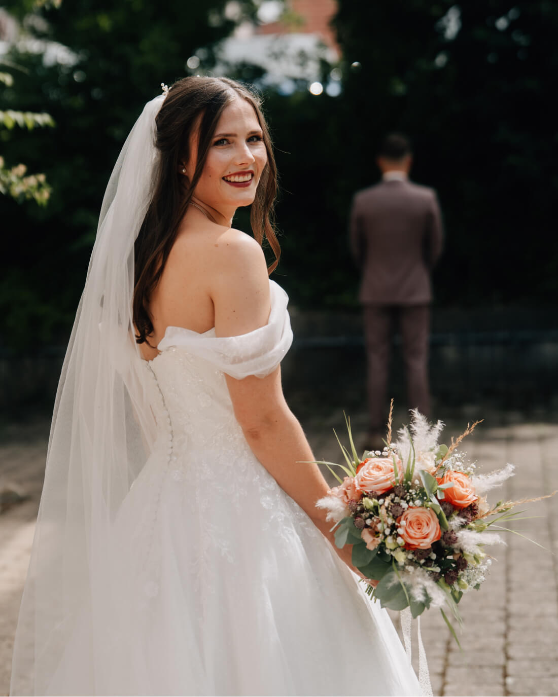 Hochzeitspaar auf Brücke