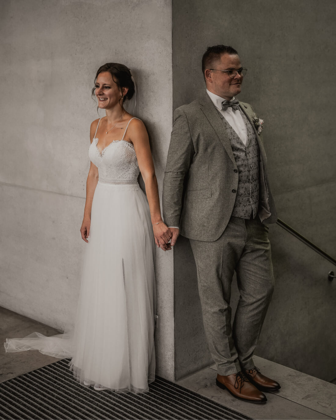 Hochzeitspaar auf Brücke