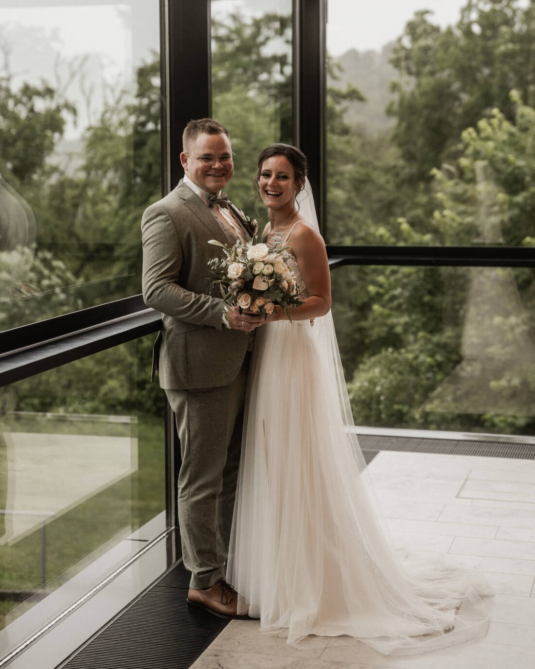 Hochzeitspaar im Wald vor Kapelle