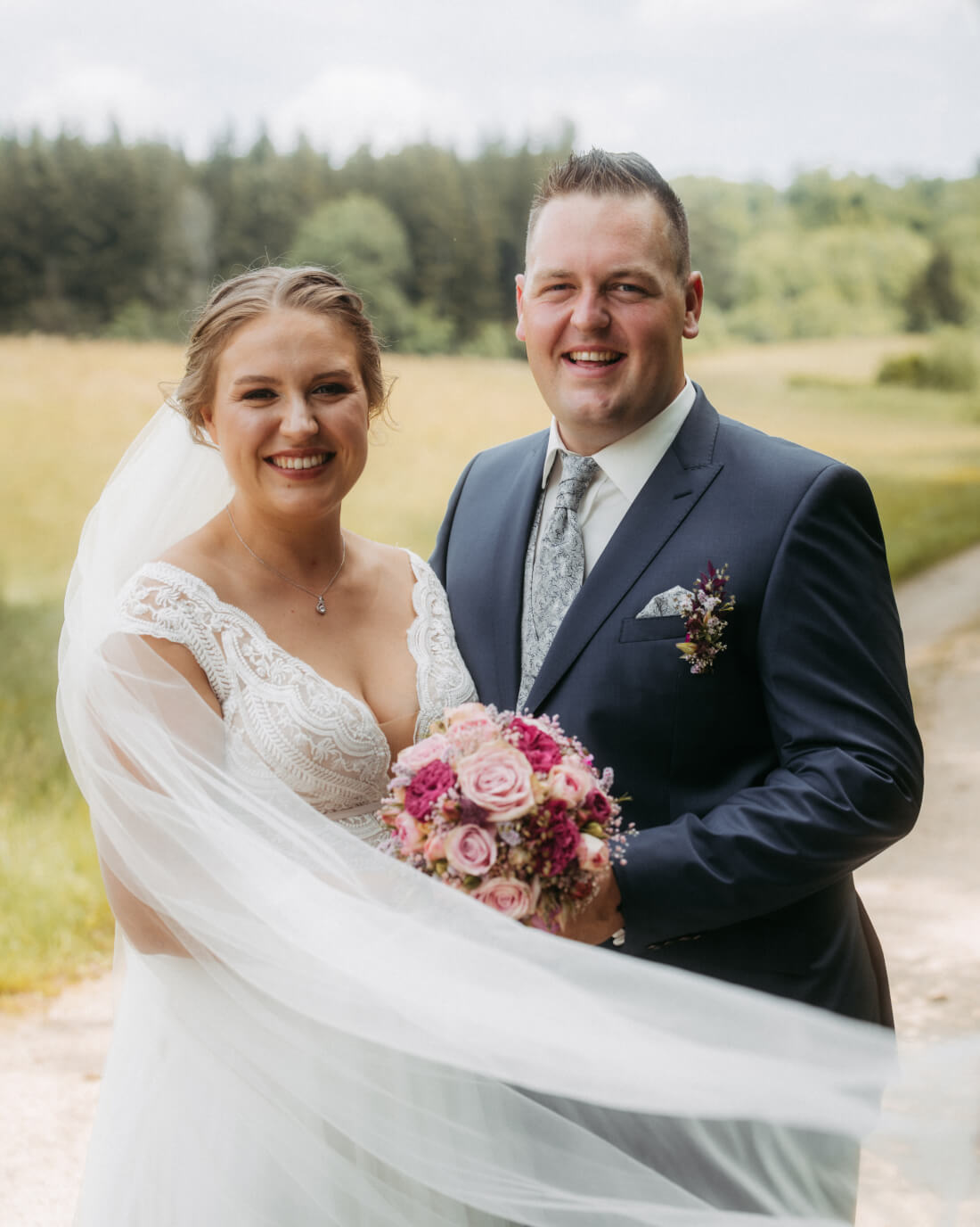 Hochzeitspaar auf Brücke