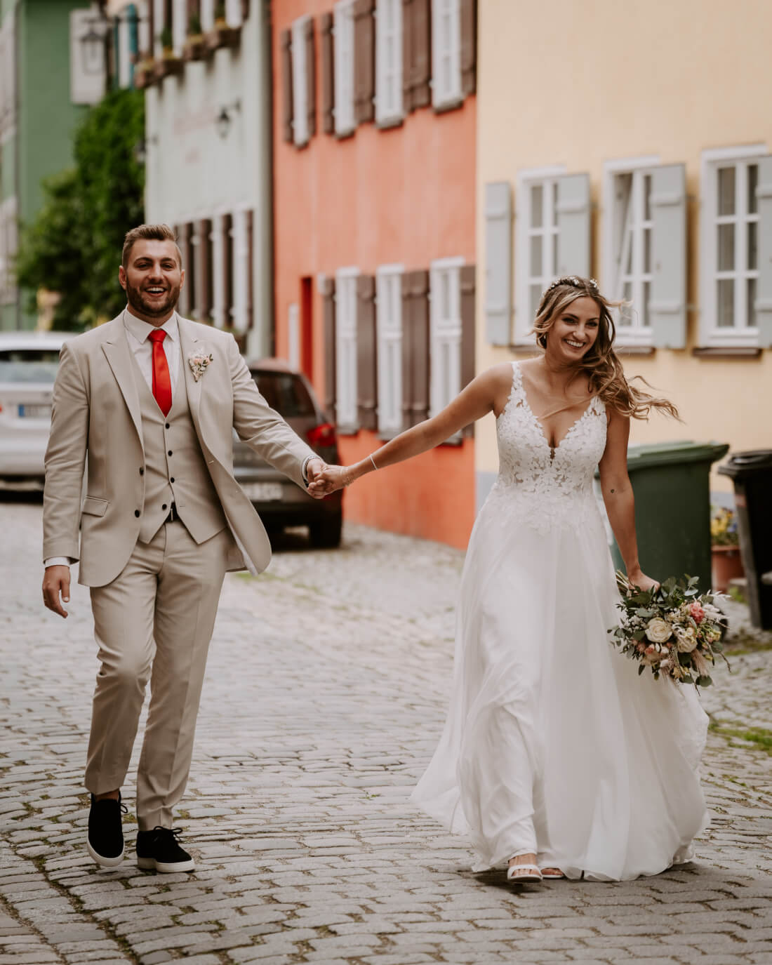 Hochzeitspaar auf Brücke