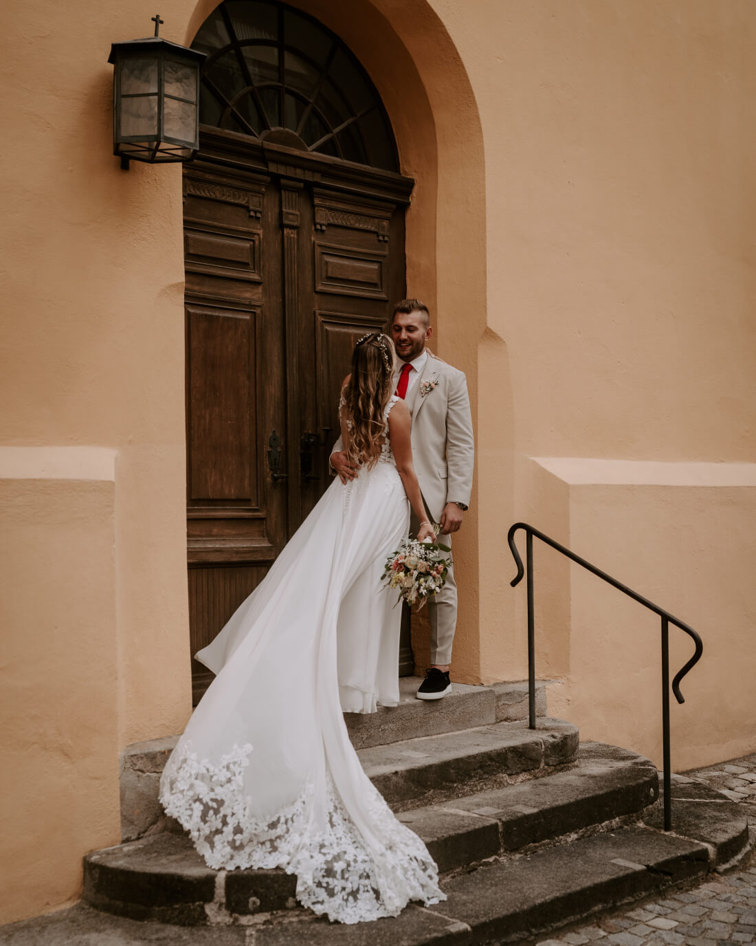 Hochzeitspaar auf Brücke