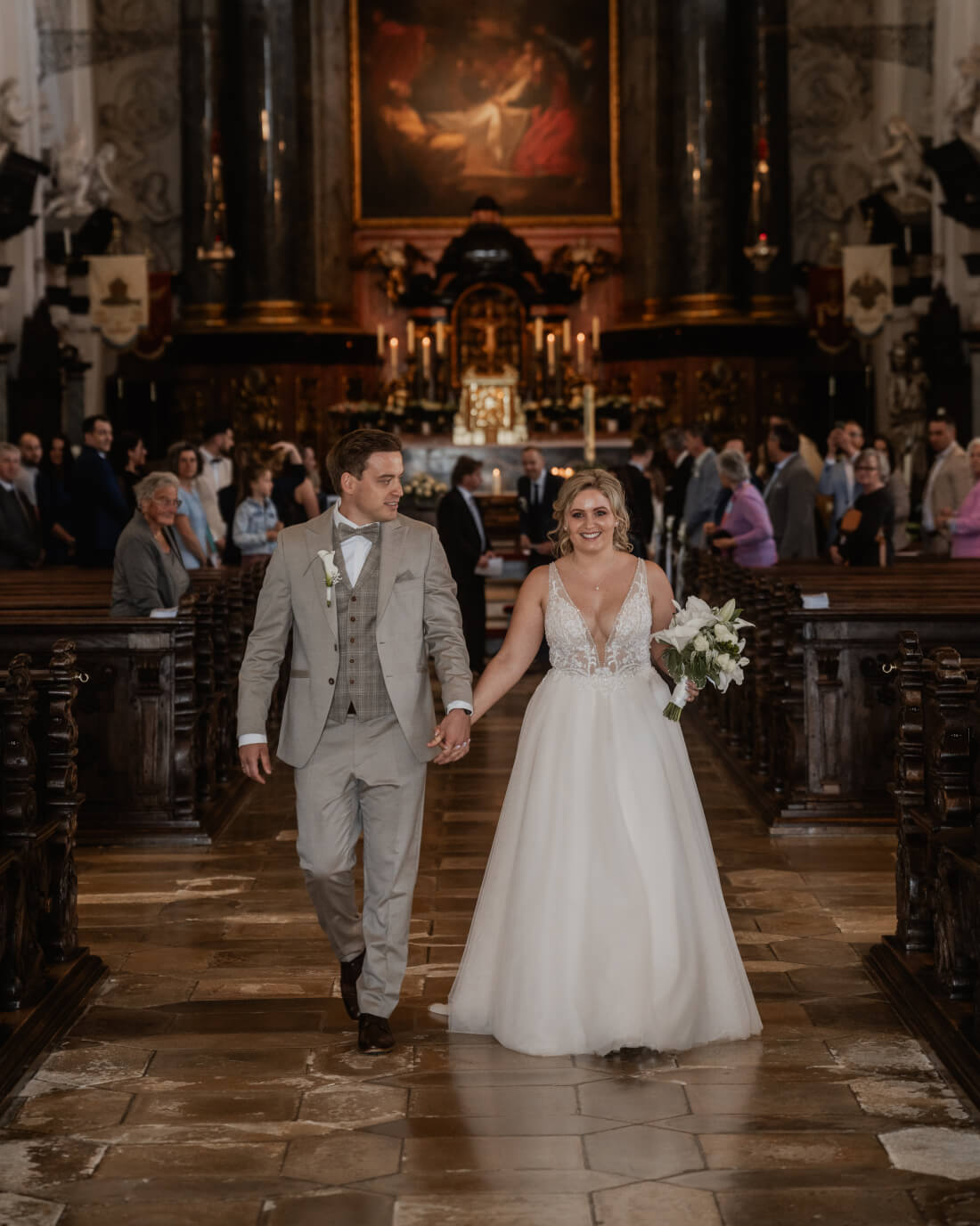 Hochzeitspaar auf Brücke