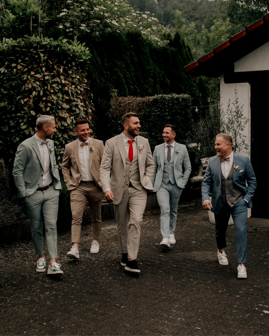 Hochzeitspaar auf weißer Treppe