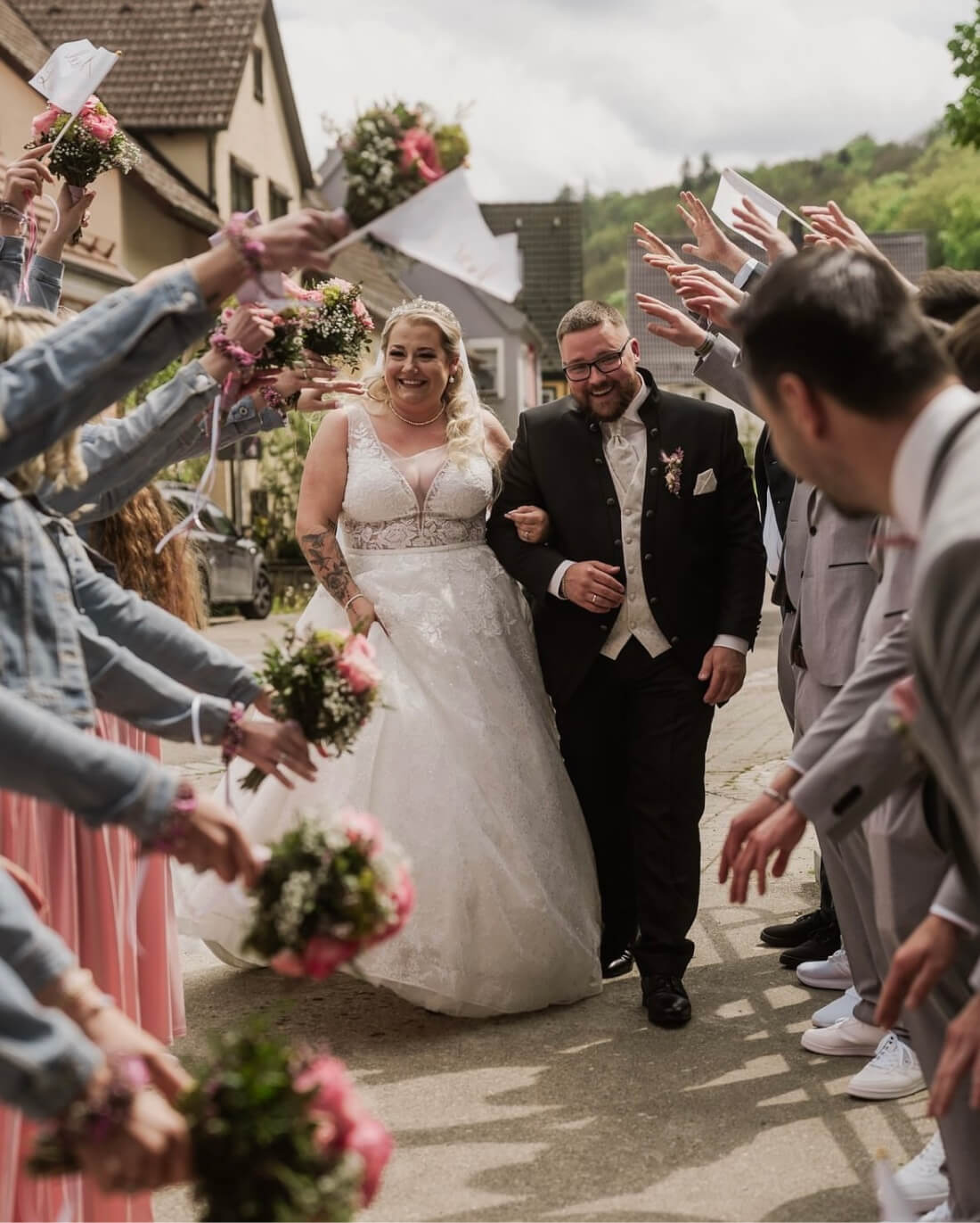 Hochzeitspaar beim Ringanstecken in Standesamt