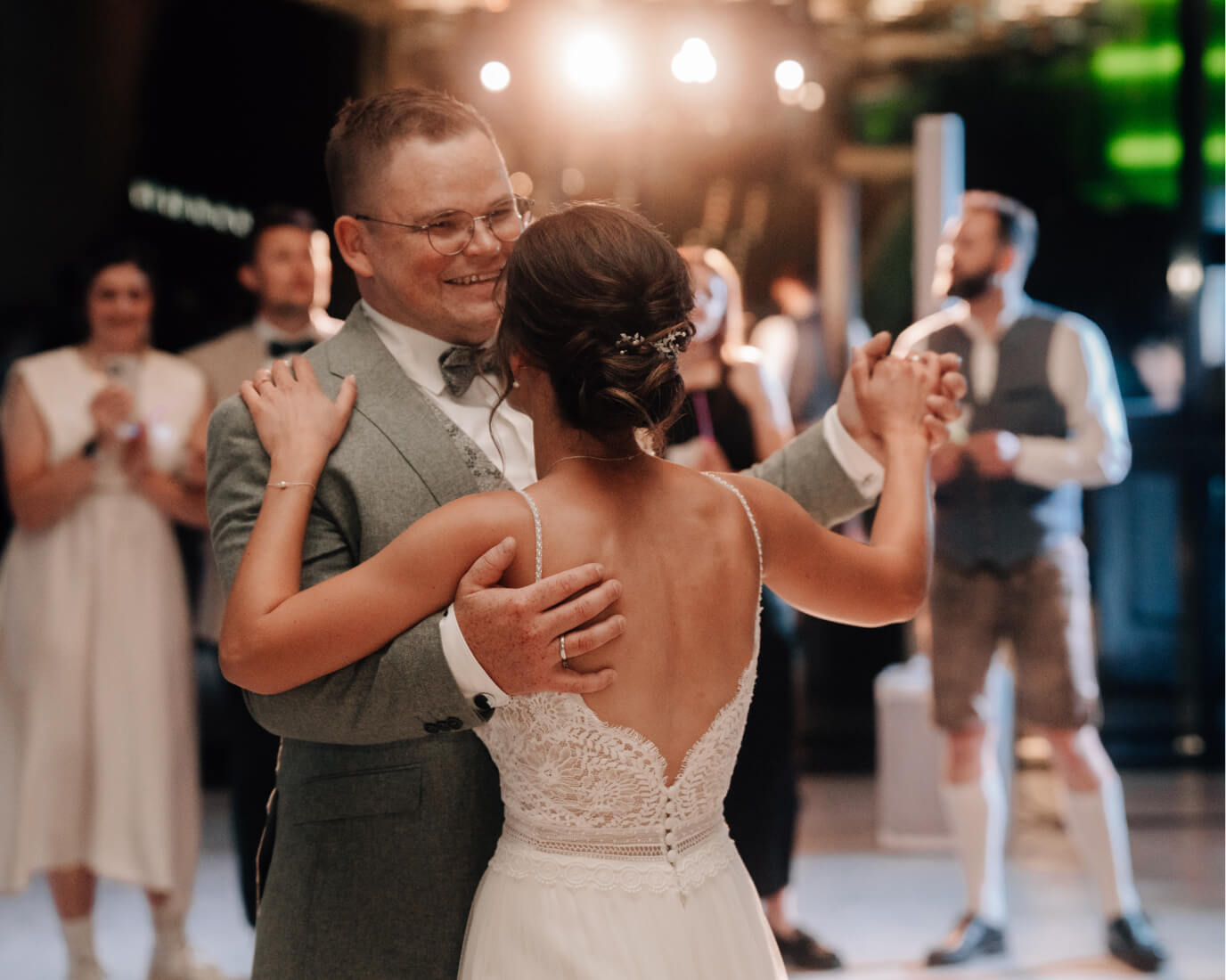Hochzeitspaar Portrait vor Wand