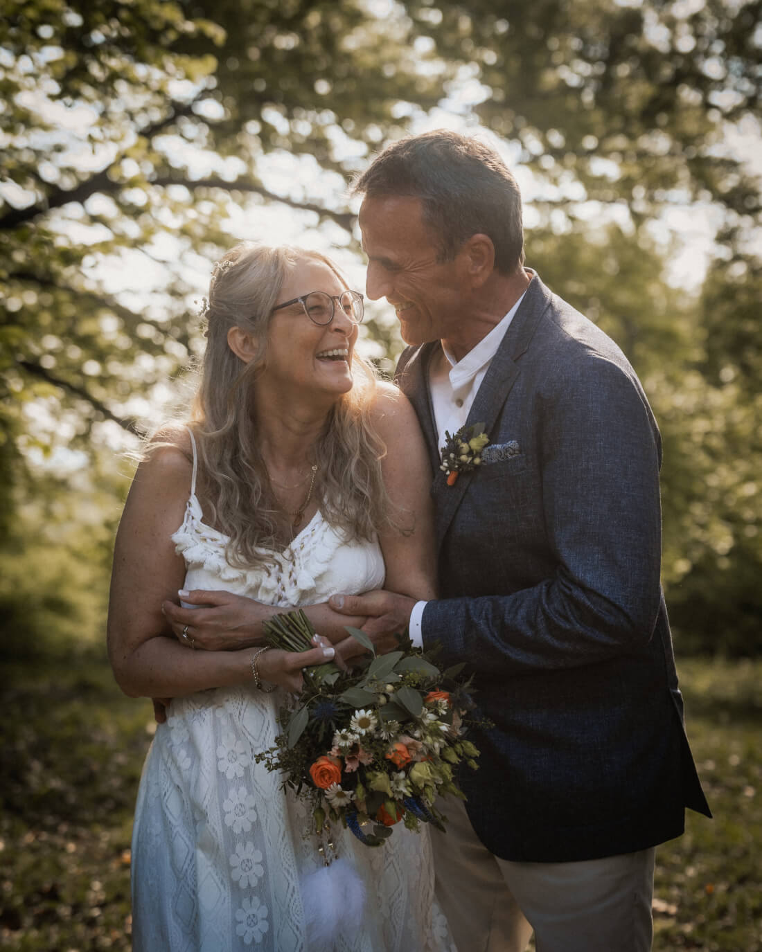 Hochzeitspaar in Standesamt sitzend