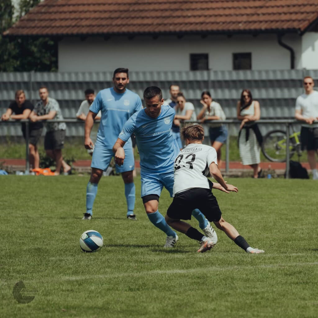 Handballer in der Luft beim Wurf